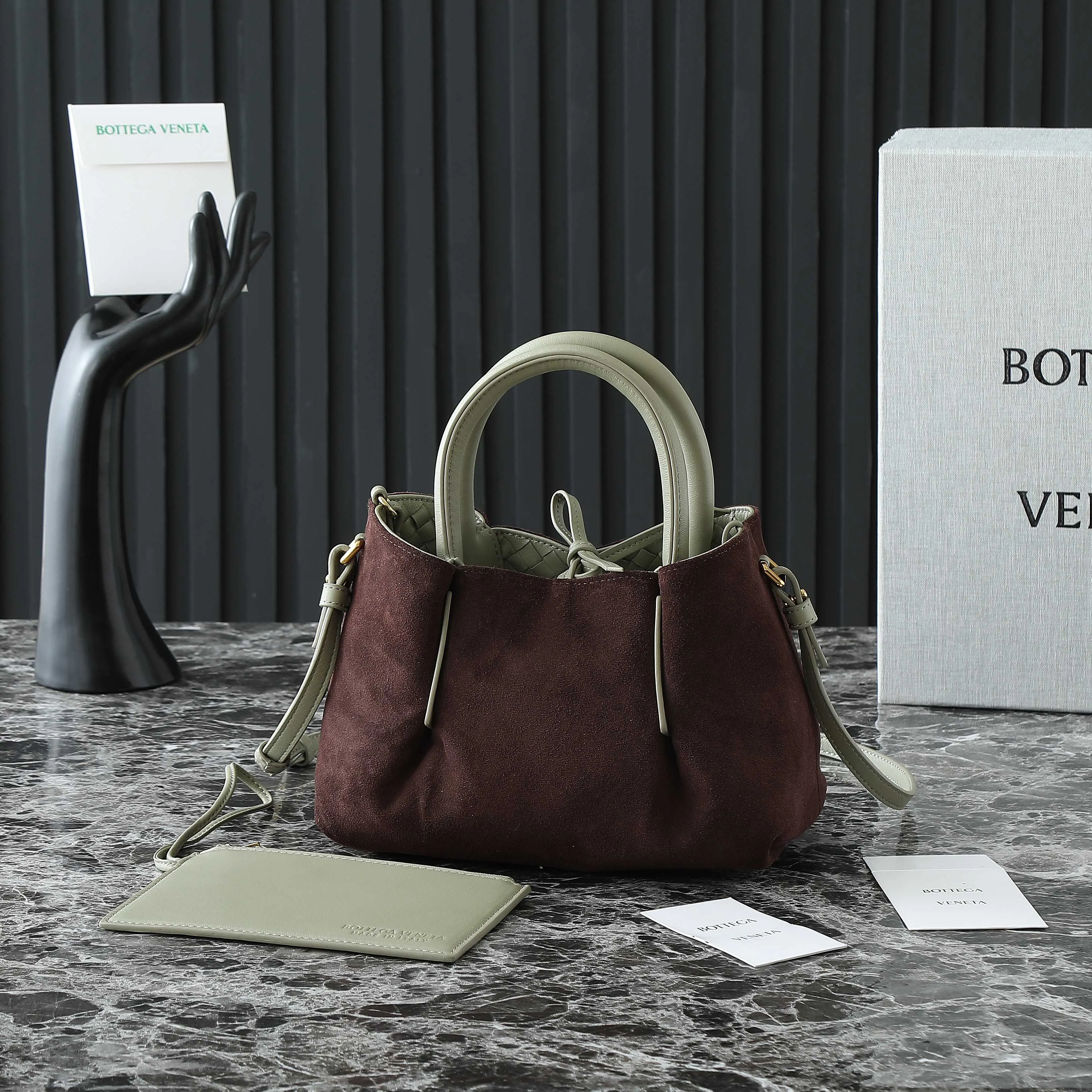 Batch 1660 BV25 spring and summer new product Mini pinacoteca two-tone surface. The weaving process is also super exquisite. Every texture is delicate and clear, and you can see the full ingenuity. 👜The bag uses 1 cm leather strips, which are purely hand-woven, highlighting the brand's craftsmanship. The inside is flipped to reveal a smooth suede lining that can be used on both sides, taking into account both fashion and practicality. 	 The small size can be worn on one shoulder or across the body, making it super versatile for daily commuting! 	 💕Fashionable ladies who like BV, come to me to get the same style~ ​Model number: 819004 ​Size: 24*15*12cm